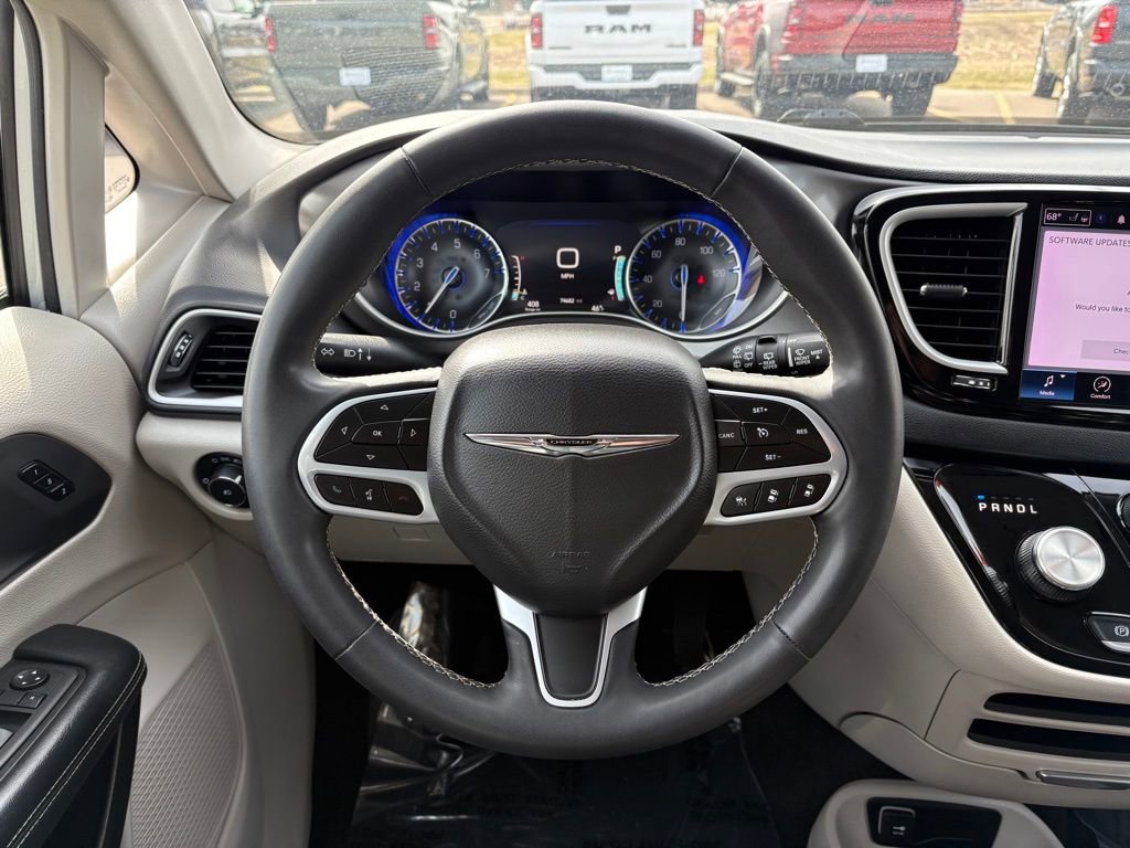 Certified 2023 Chrysler Pacifica Touring-L FWD image 24