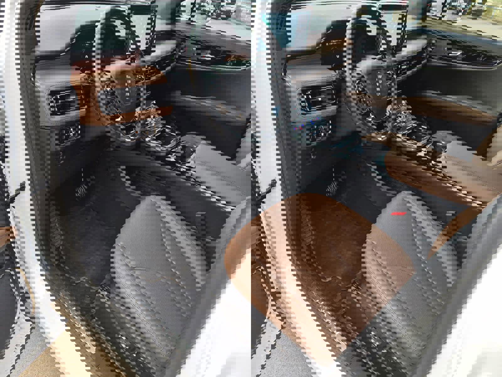 Used 2023 Lincoln Nautilus Reserve w/ Equipment Group 201A image 12