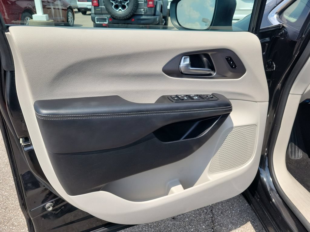 Used 2023 Chrysler Pacifica Touring-L FWD image 21