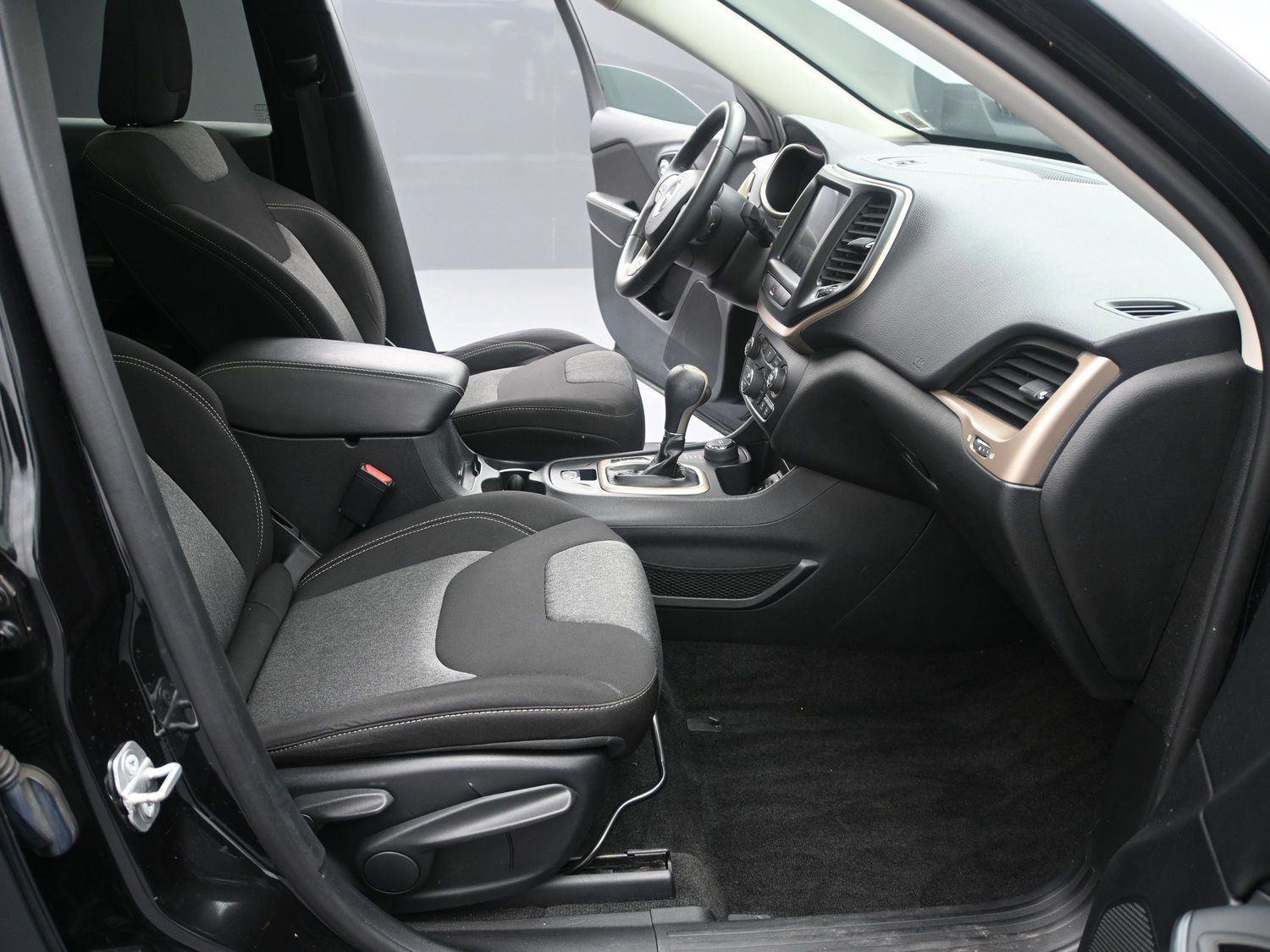 Used 2014 Jeep Cherokee Altitude w/ Comfort/Convenience Group image 16