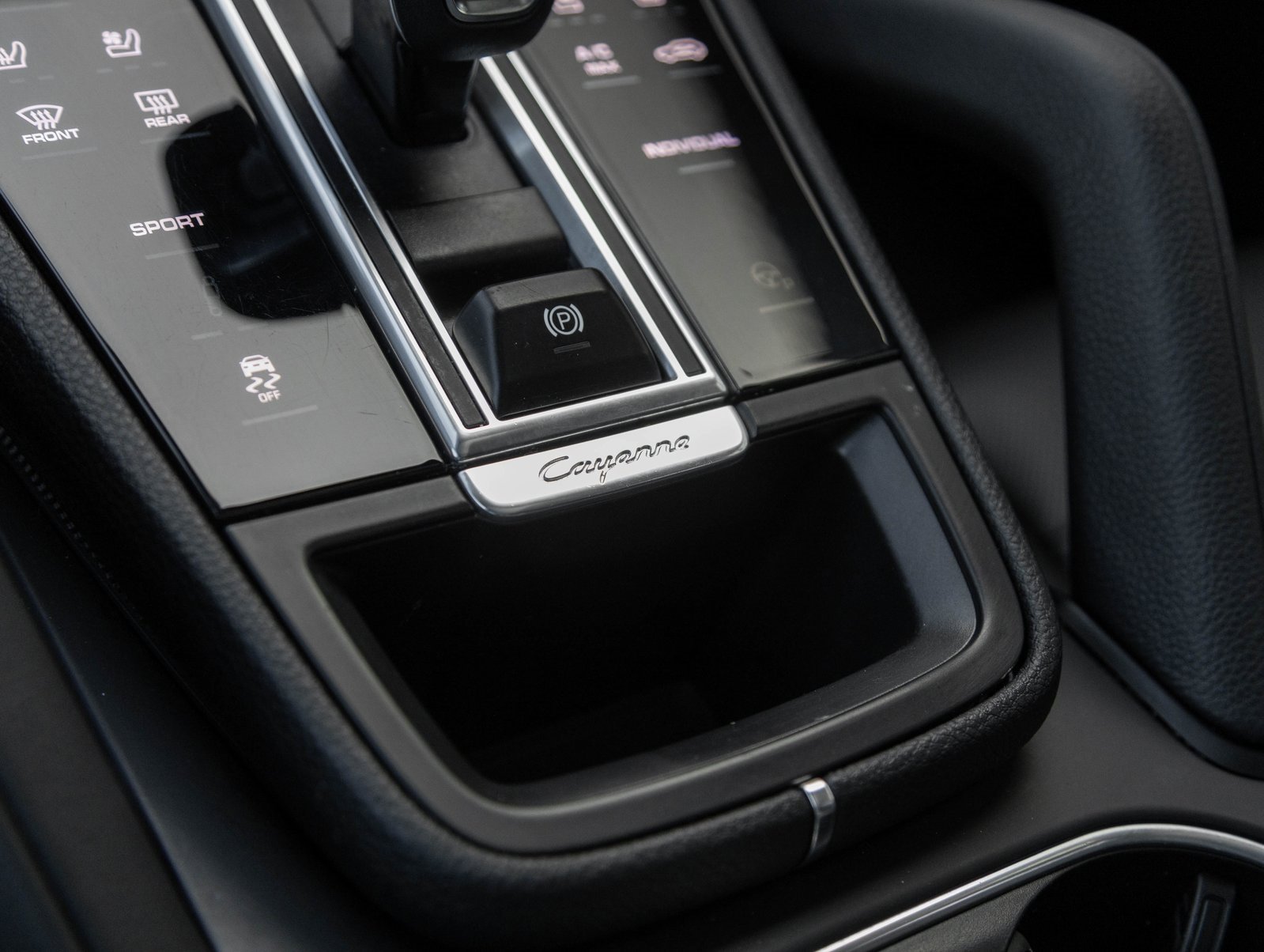 Used 2022 Porsche Cayenne Platinum Edition image 27