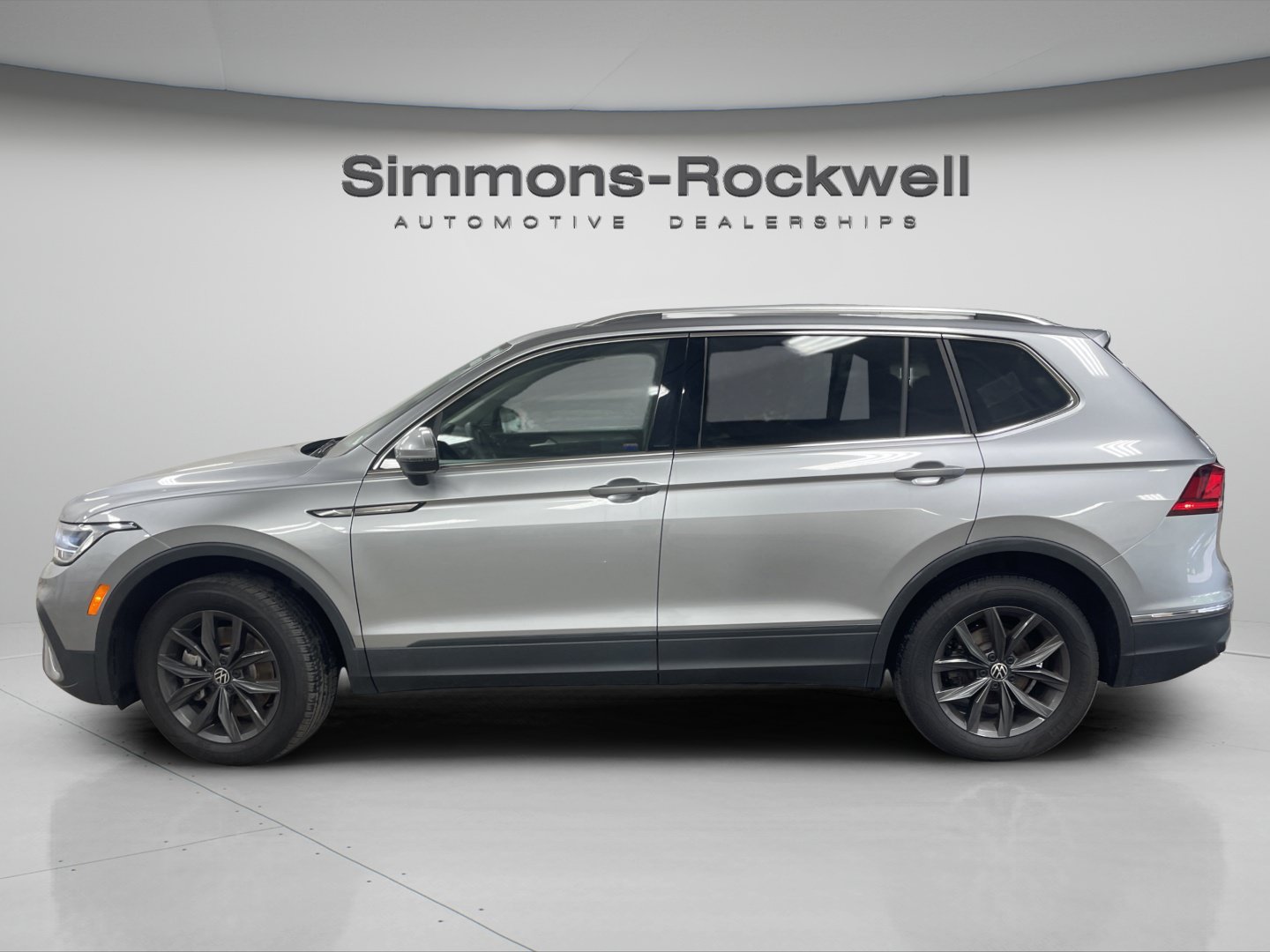 Used 2023 Volkswagen Tiguan SE w/ Panoramic Sunroof Package AWD/4WD image 2
