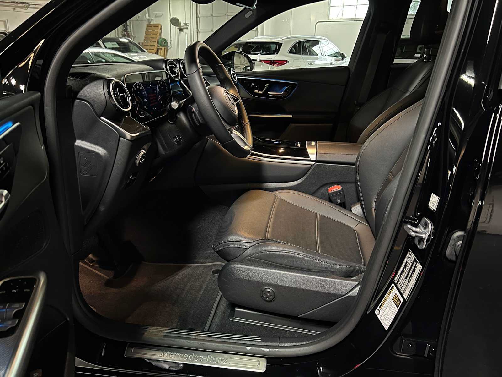 Used 2025 Mercedes-Benz GLC 300 image 24