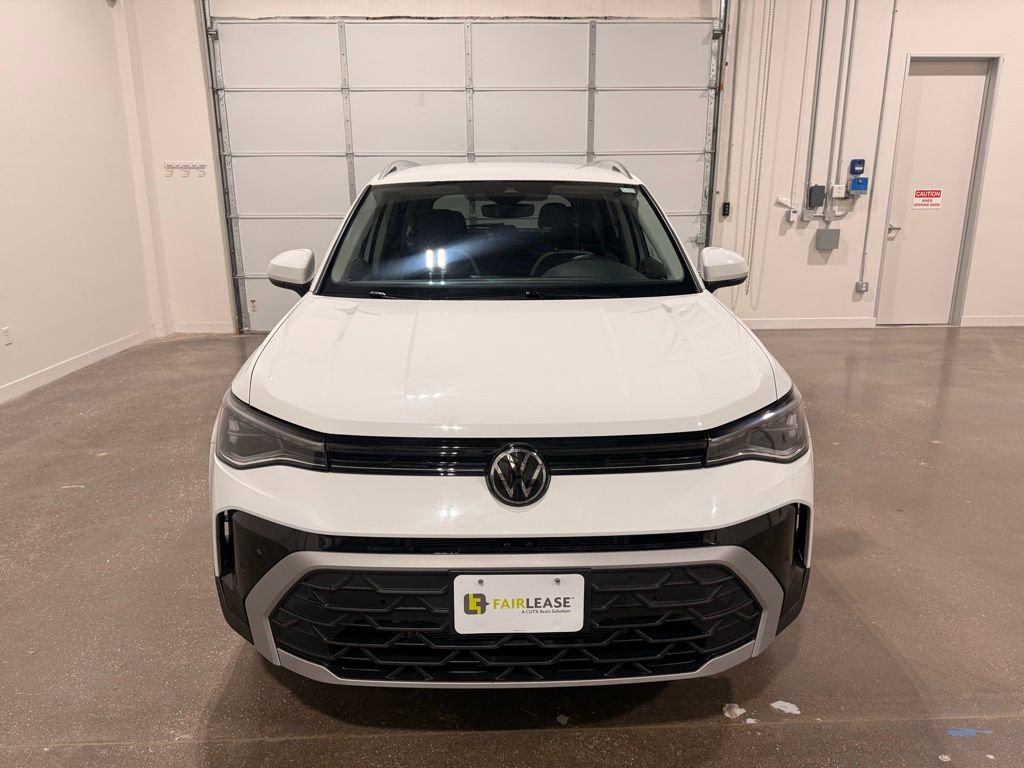 Used 2025 Volkswagen Taos SE FWD image 2