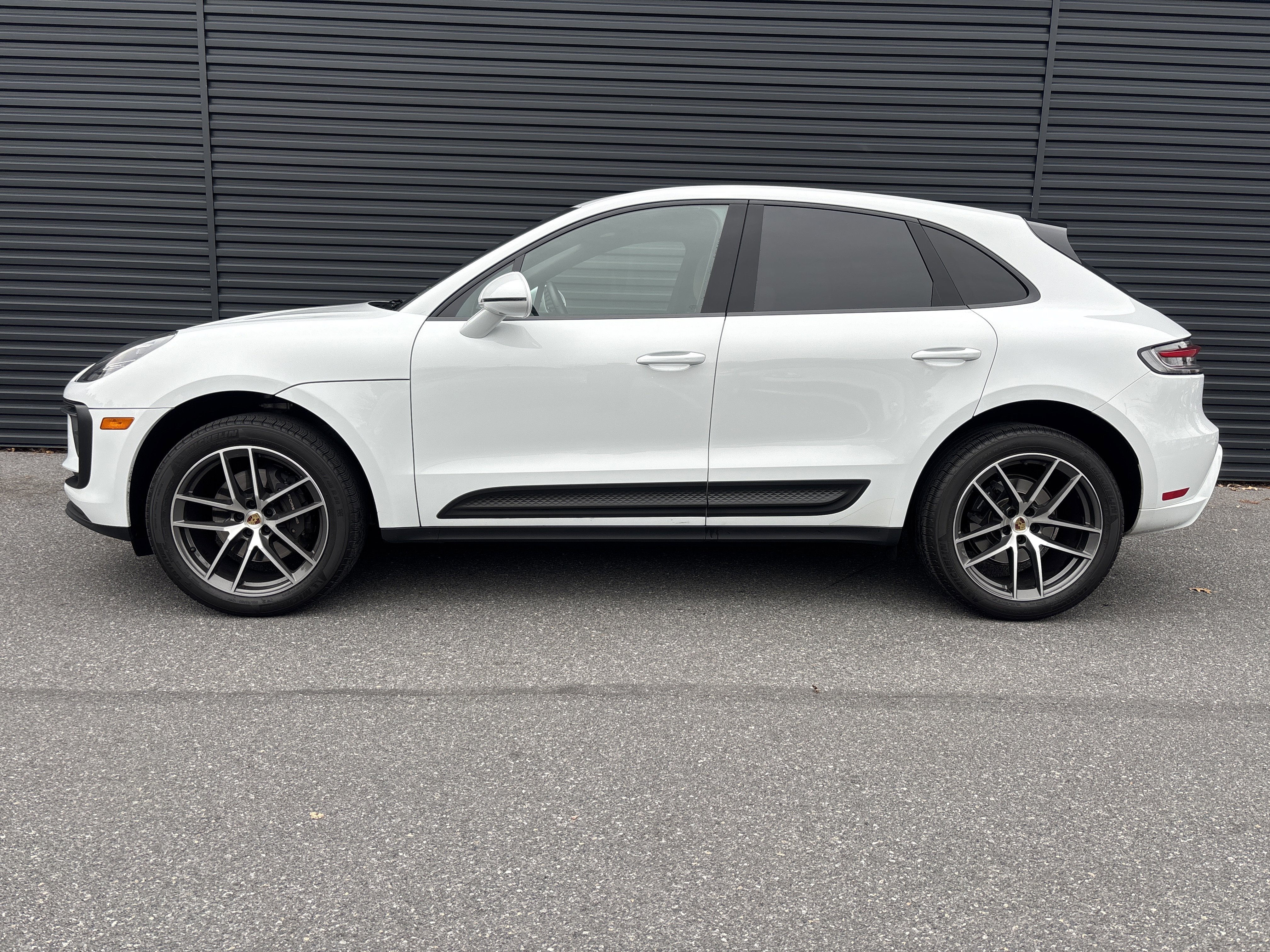 Certified 2022 Porsche Macan image 2
