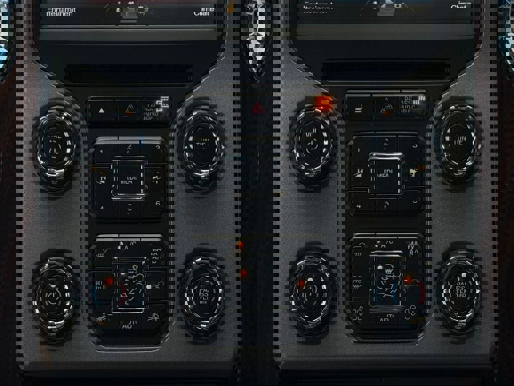 Used 2015 Ford F350 Lariat w/ Lariat Interior Package image 18