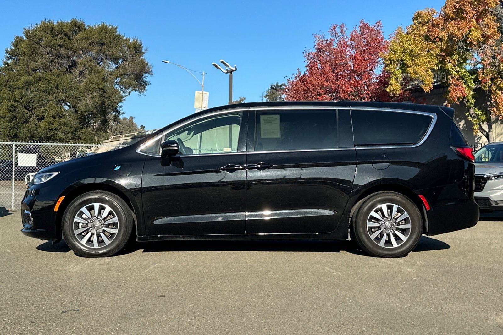 Used 2024 Chrysler Pacifica Select image 7