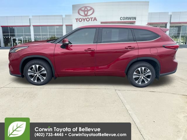 Used 2022 Toyota Highlander XLE AWD/4WD image 4