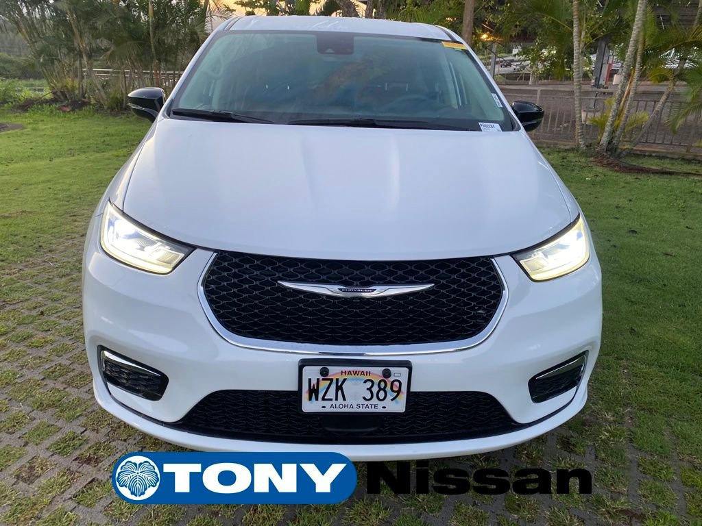 Used 2024 Chrysler Pacifica Touring-L image 2