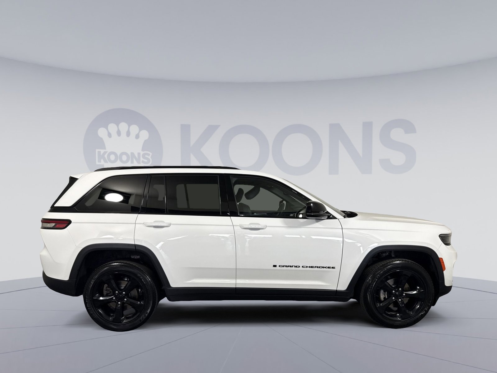 Used 2023 Jeep Grand Cherokee Altitude image 8