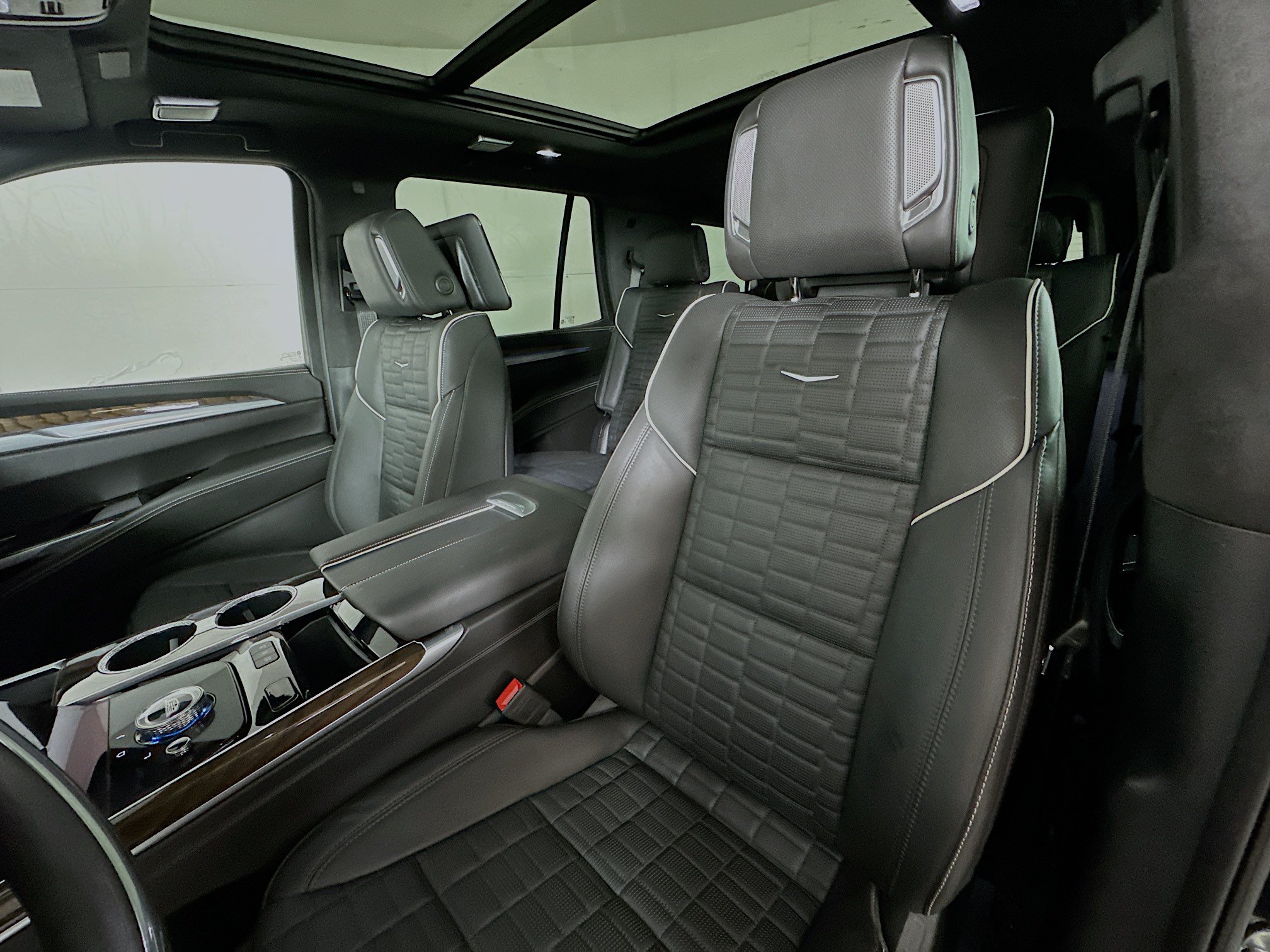 Used 2025 Cadillac Escalade Sport Platinum w/ LPO, Floor Liner Package AWD/4WD image 2