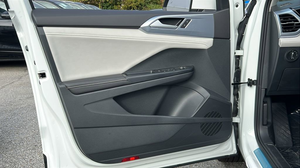 New 2025 Volkswagen Taos SE image 14