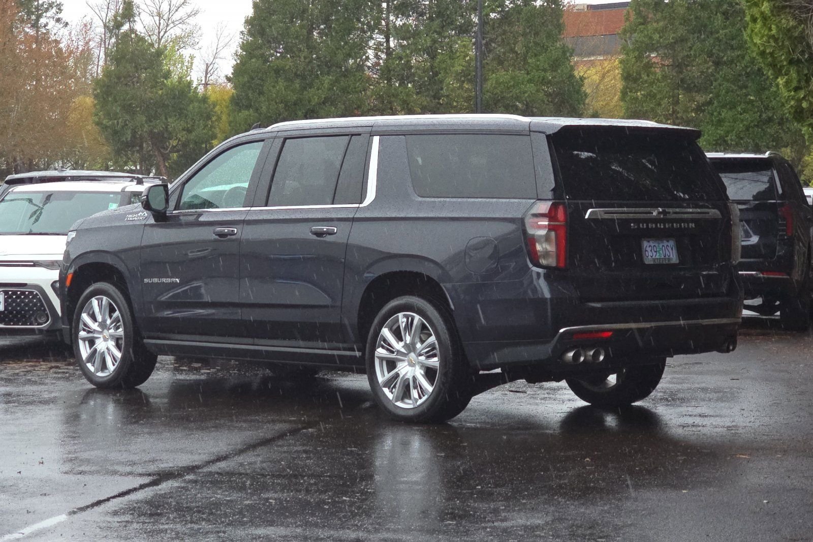 Used 2022 Chevrolet Suburban High Country w/ Premium Package AWD/4WD image 6