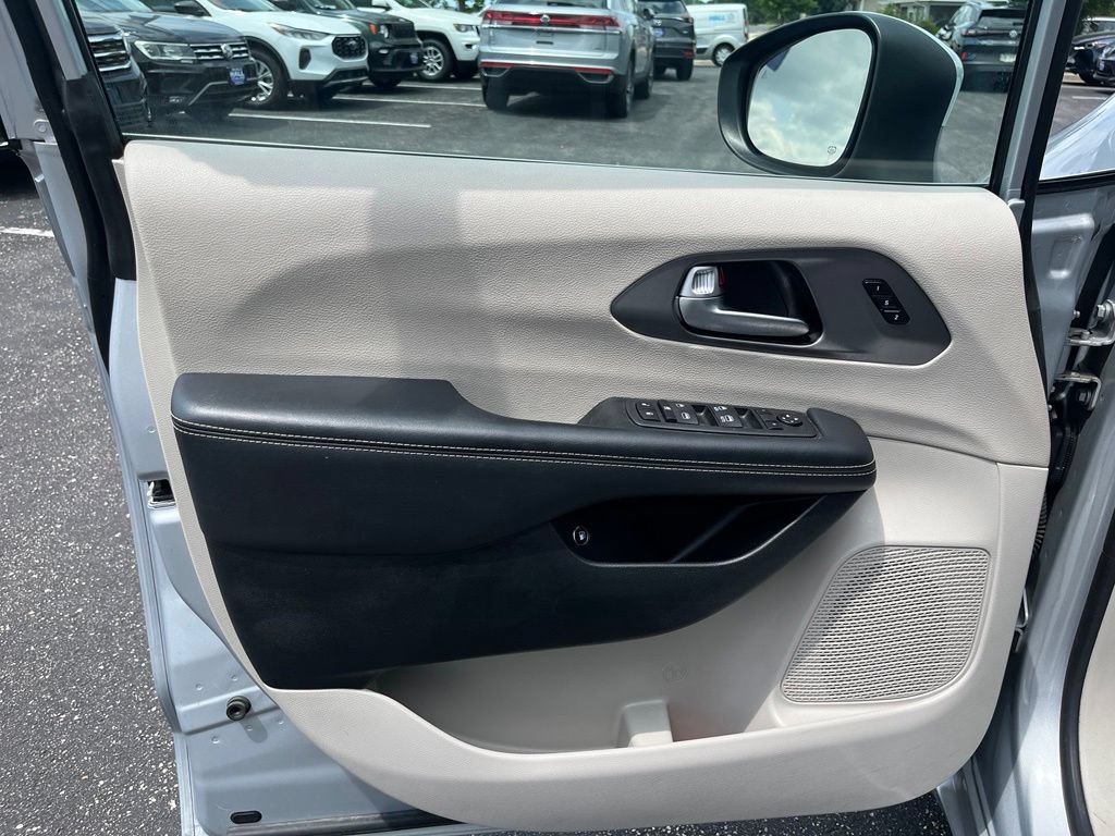 Used 2023 Chrysler Pacifica Touring-L FWD image 9