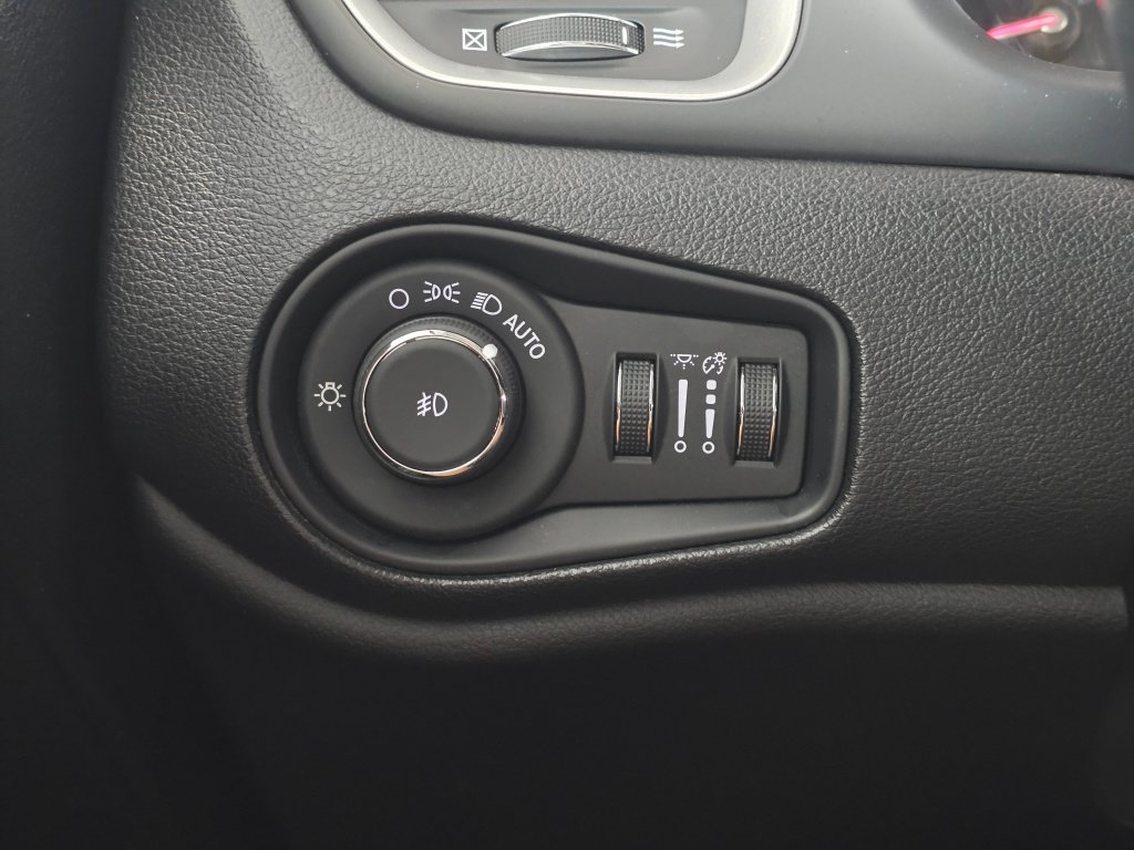 Used 2019 Jeep Renegade Latitude w/ Cold Weather Group AWD/4WD image 24