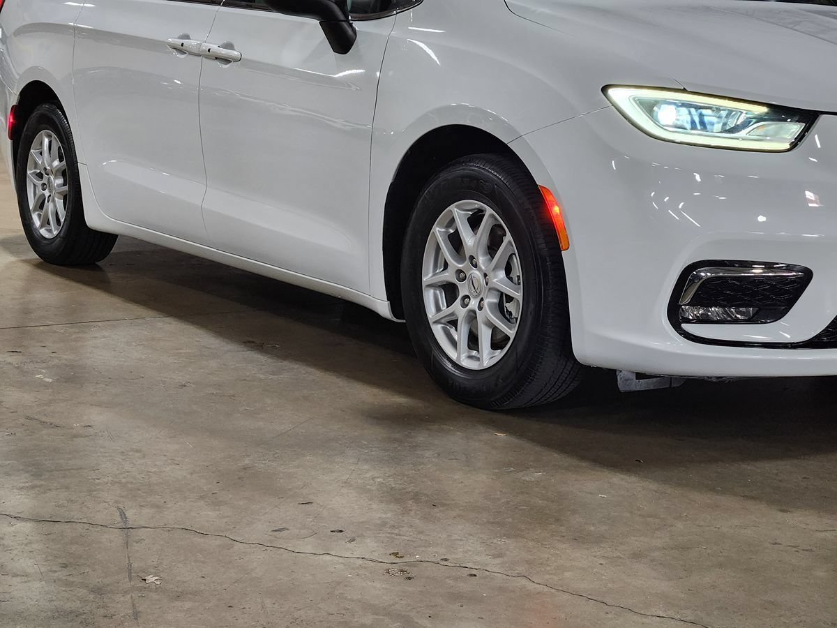 Used 2023 Chrysler Pacifica Touring-L FWD image 16