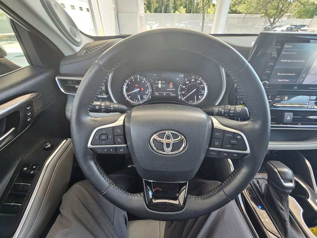Used 2022 Toyota Highlander Limited FWD image 23