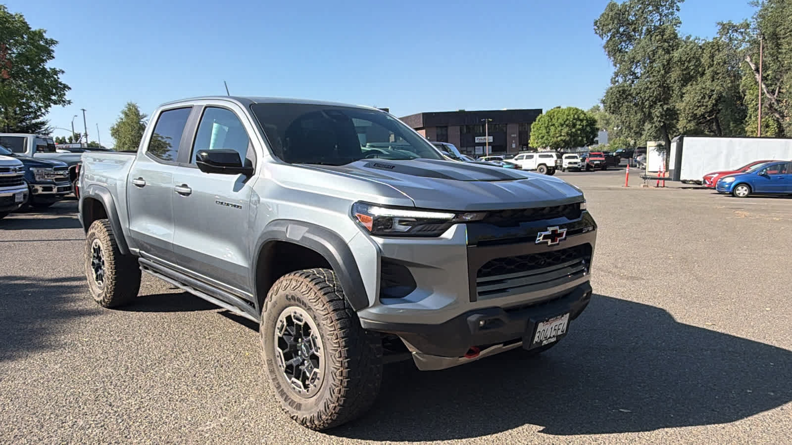 Used 2025 Chevrolet Colorado ZR2 w/ Technology Package AWD/4WD image 3