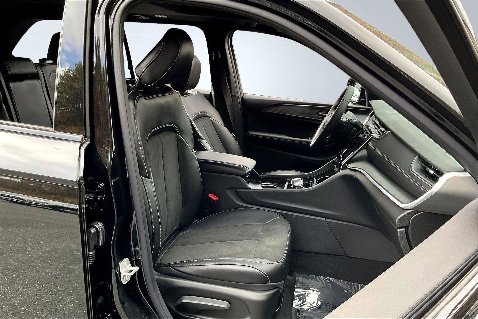 New 2025 Jeep Grand Cherokee Altitude image 9