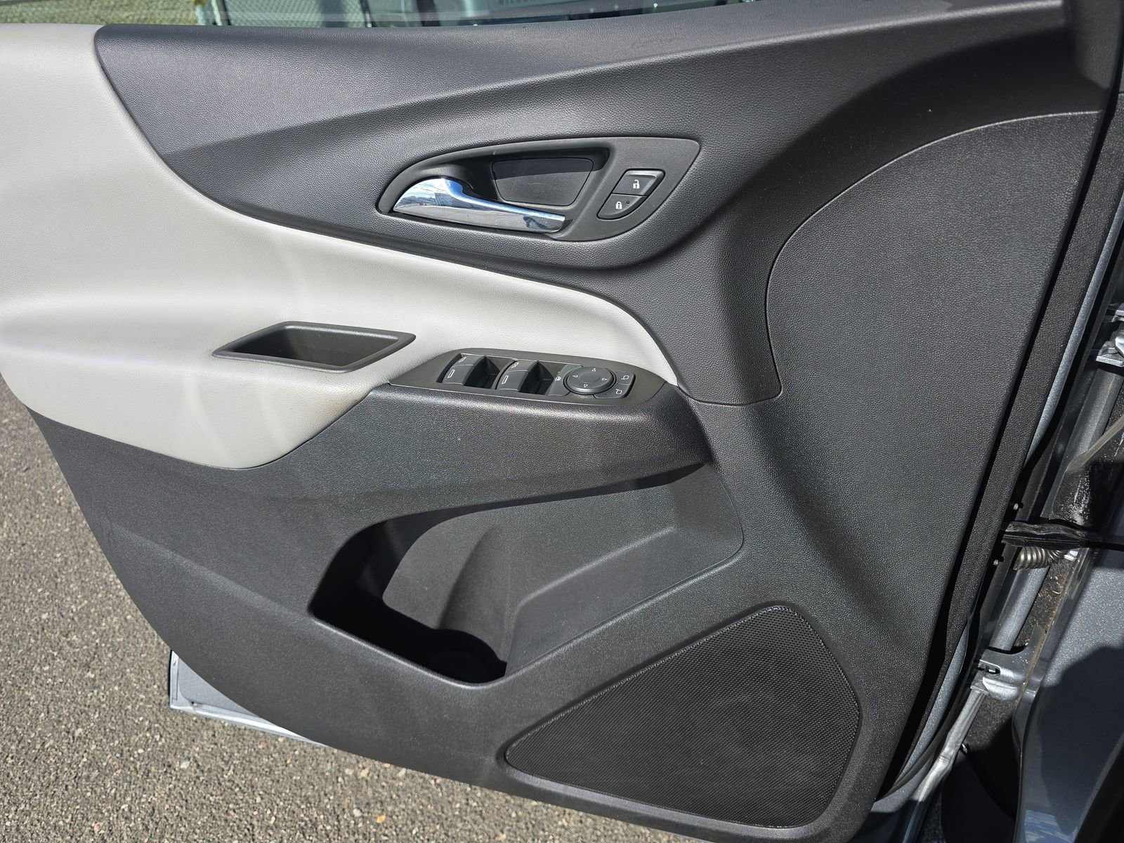 Used 2023 Chevrolet Equinox LS image 33