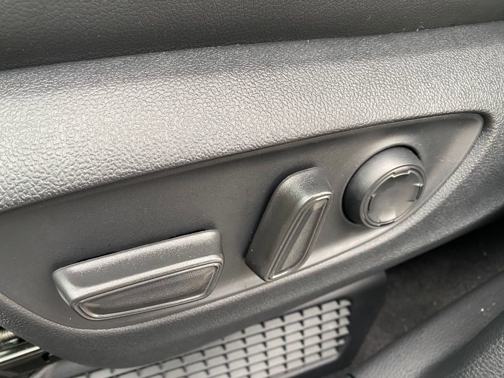 Used 2025 Toyota Sienna XSE image 11