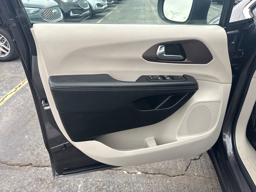 Used 2023 Chrysler Voyager LX FWD image 20