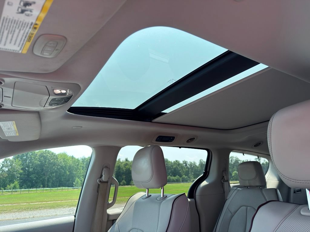 Used 2017 Chrysler Pacifica Limited w/ Advanced Safetytec Group FWD image 5
