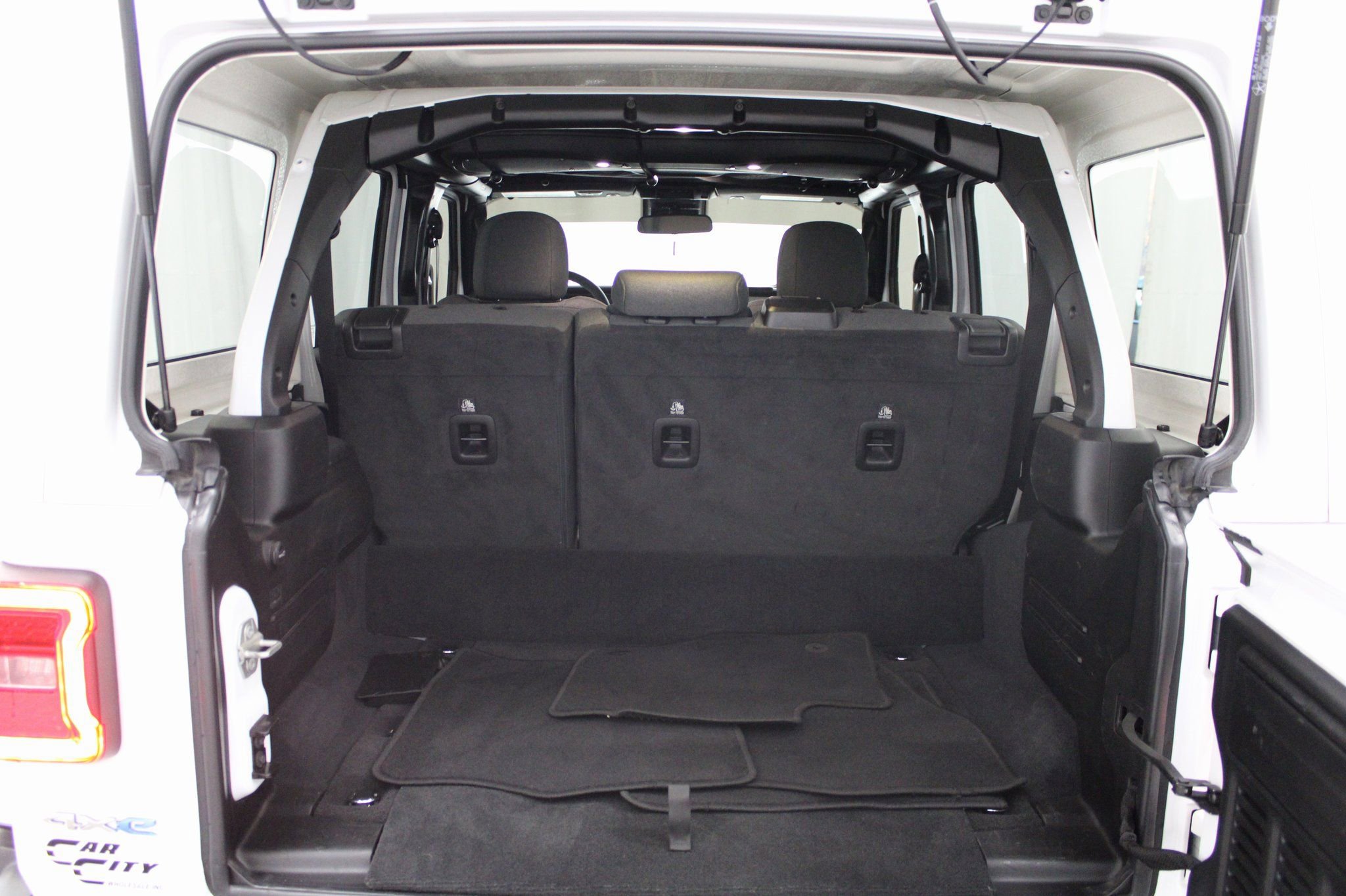 Used 2024 Jeep Wrangler Unlimited Sahara image 24