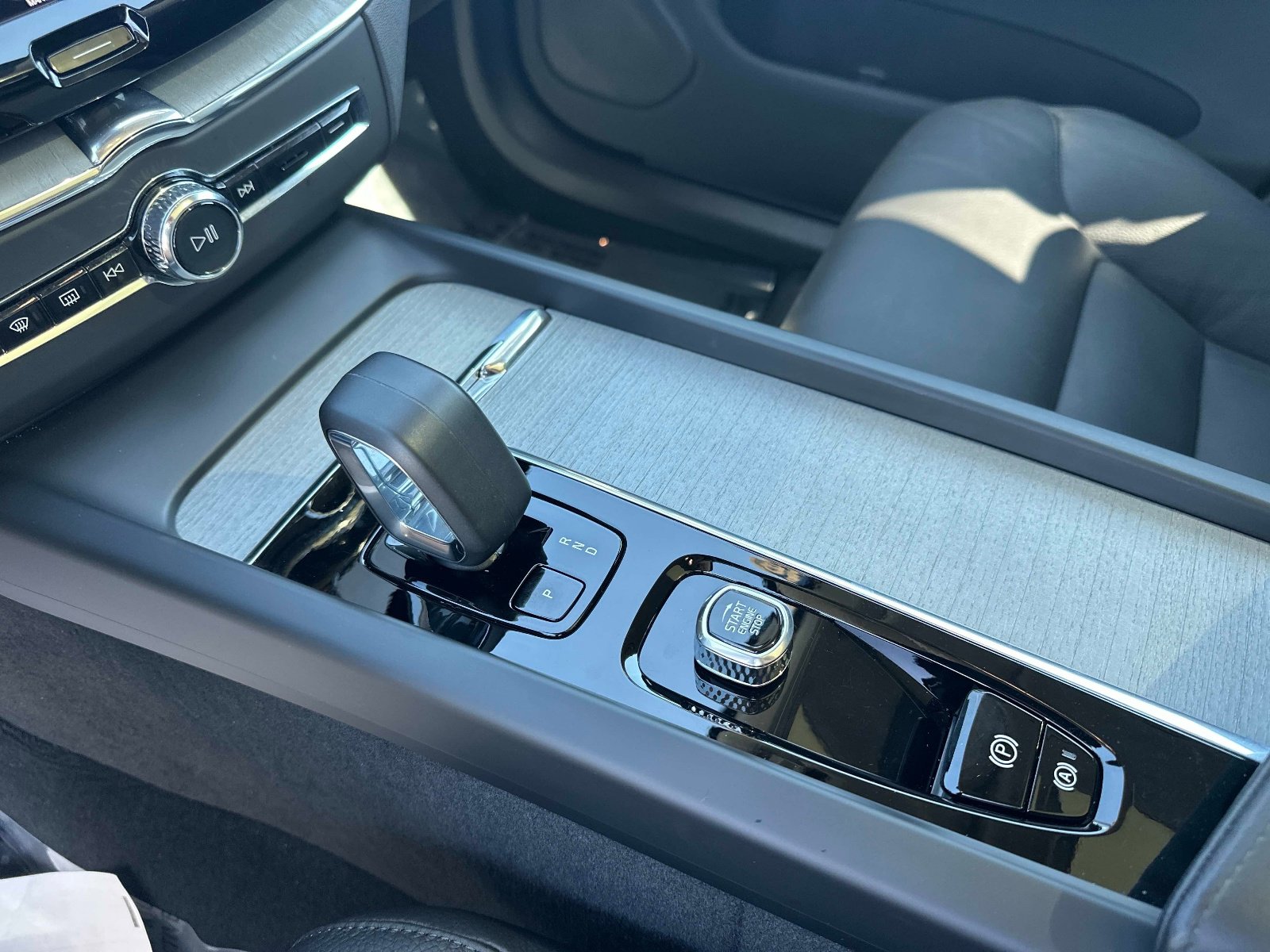 Certified 2025 Volvo XC60 B5 Plus image 22