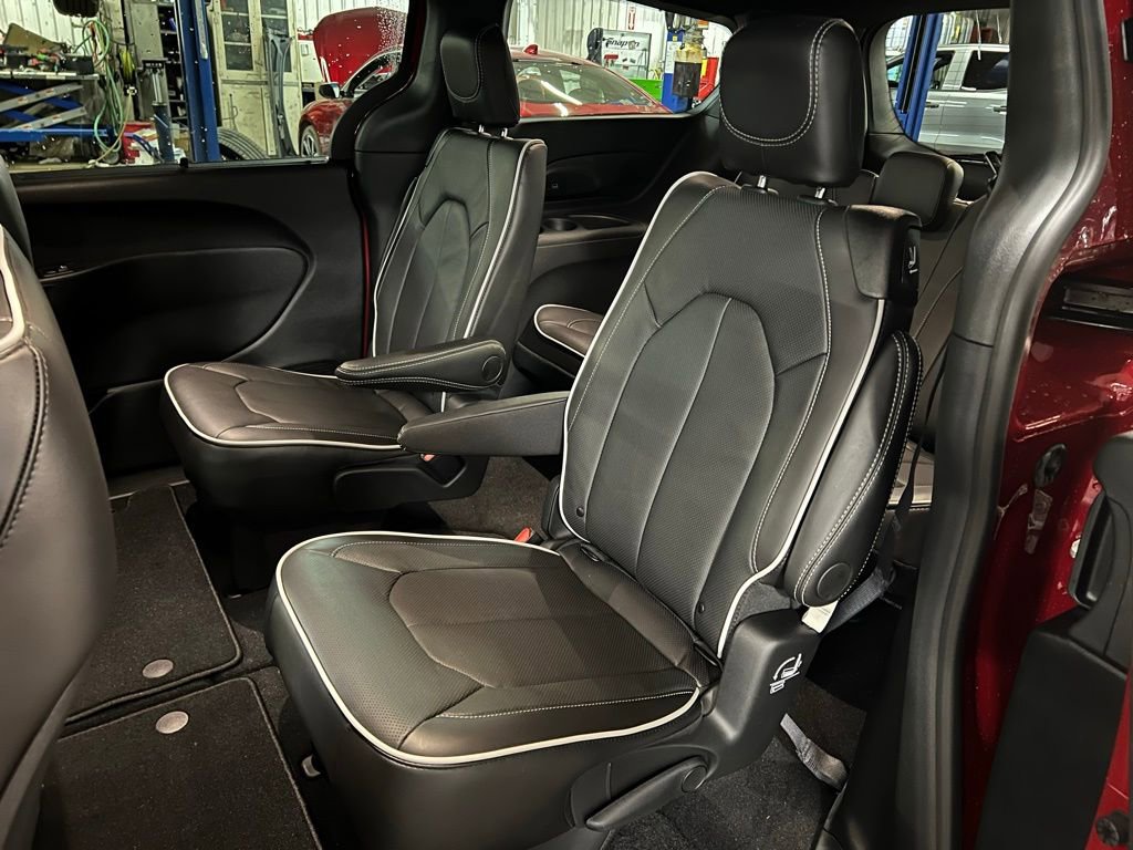 New 2026 Chrysler Pacifica Limited w/ S Appearance Package FWD image 20