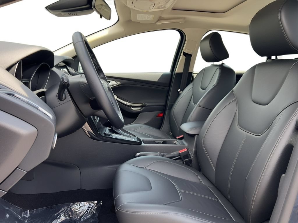 Used 2018 Ford Focus Titanium w/ Titanium Technology Package FWD image 6