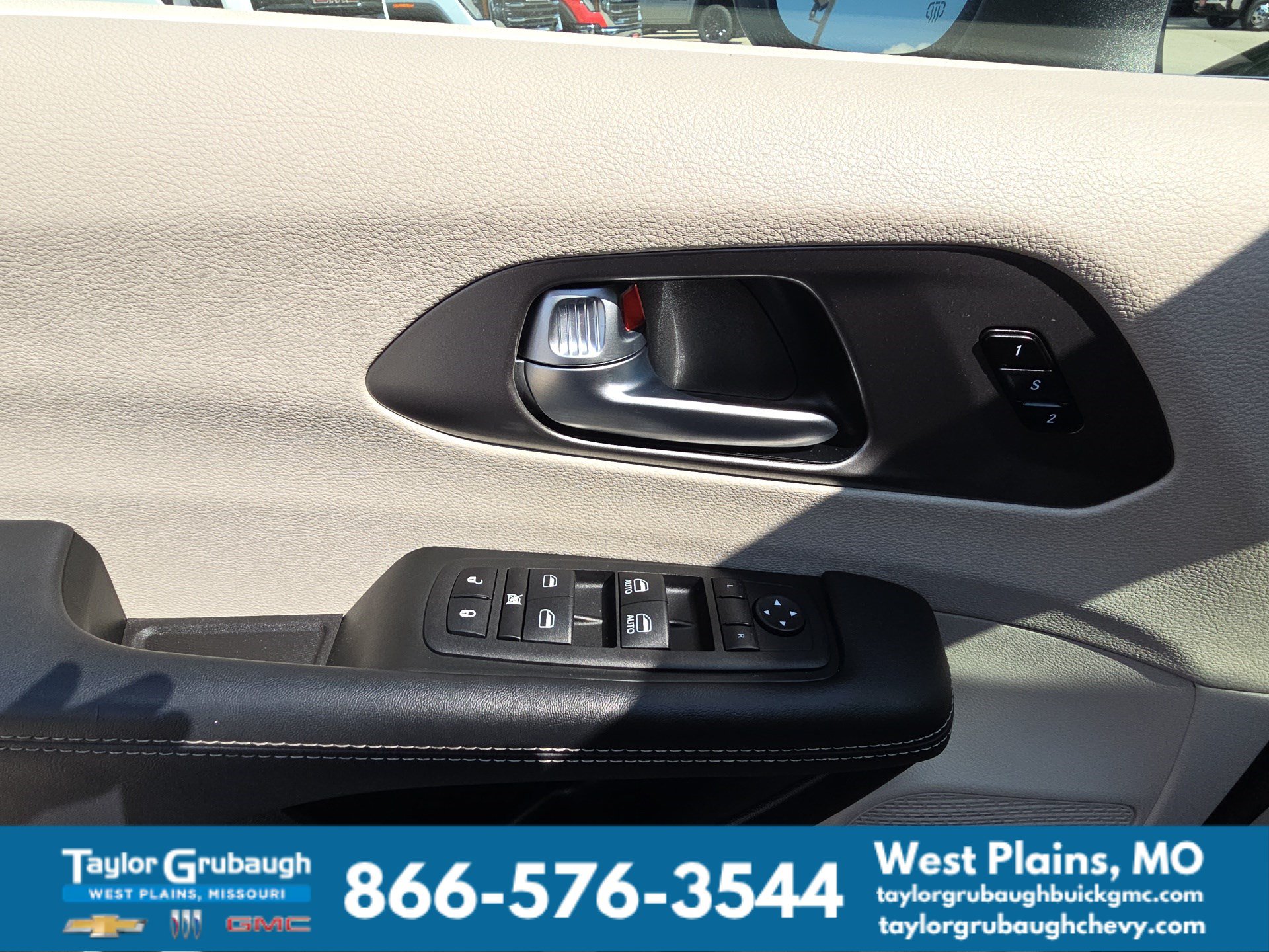 Used 2023 Chrysler Pacifica Touring-L FWD image 13
