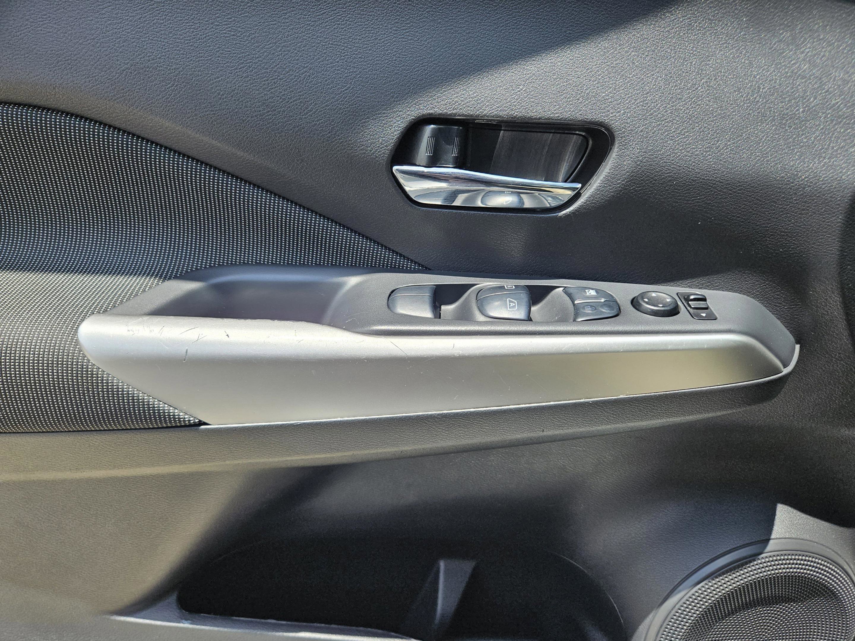 Used 2018 Nissan Kicks SV FWD image 14