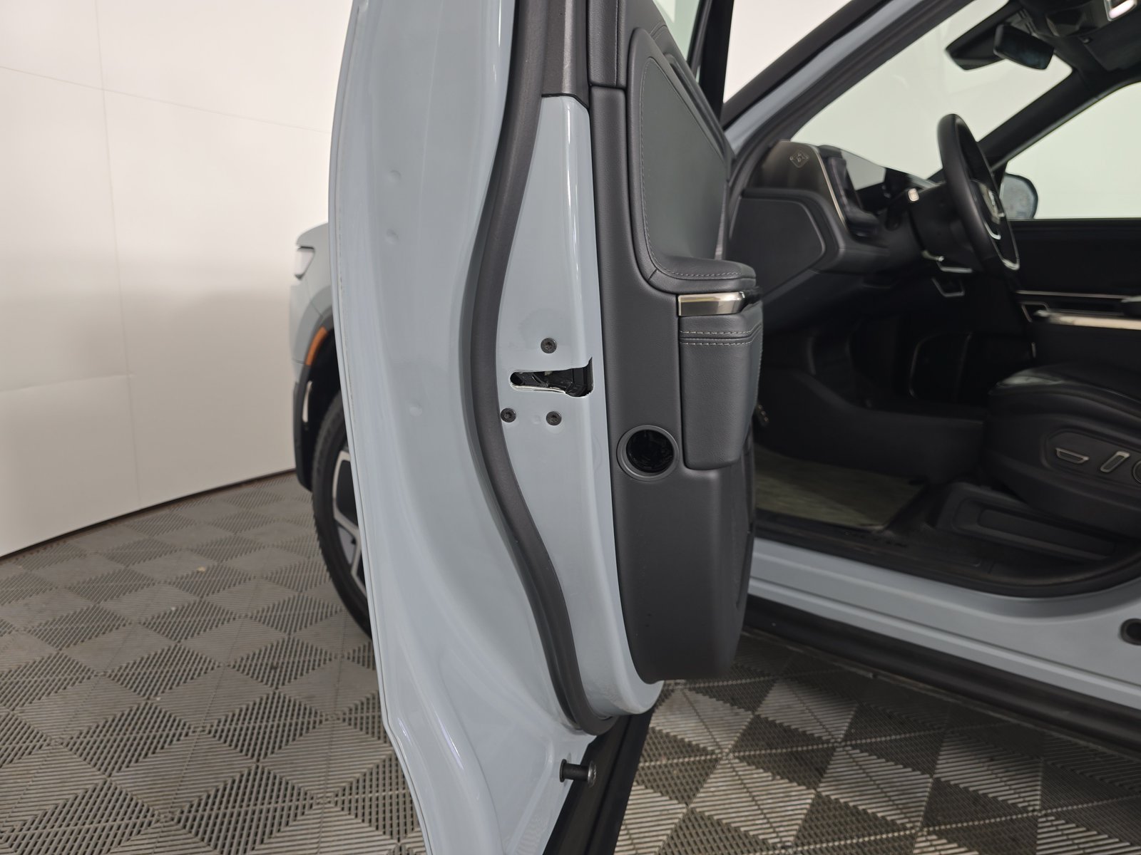 Used 2024 Rivian R1T Adventure Dual AWD/4WD image 30