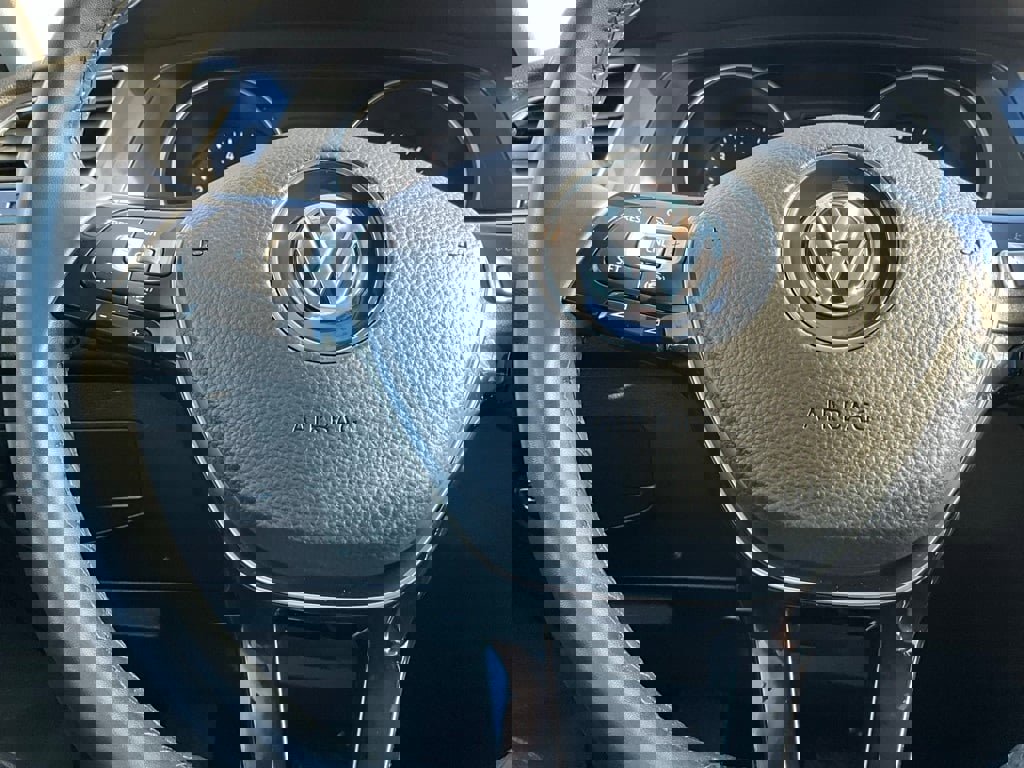 Used 2020 Volkswagen Tiguan SE w/ Panoramic Sunroof Package image 22