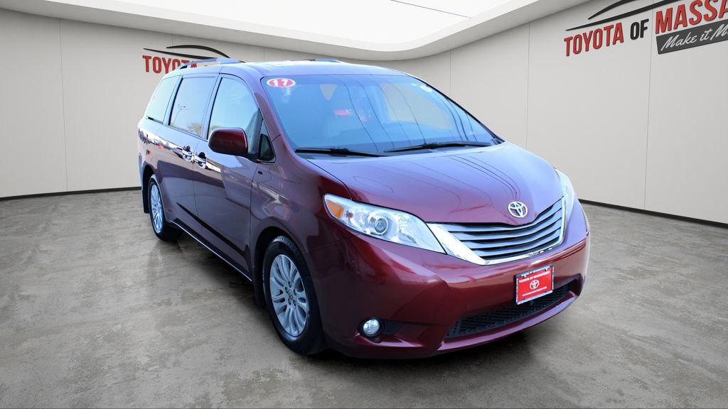 Used 2017 Toyota Sienna XLE w/ XLE Navigation Package FWD image 5