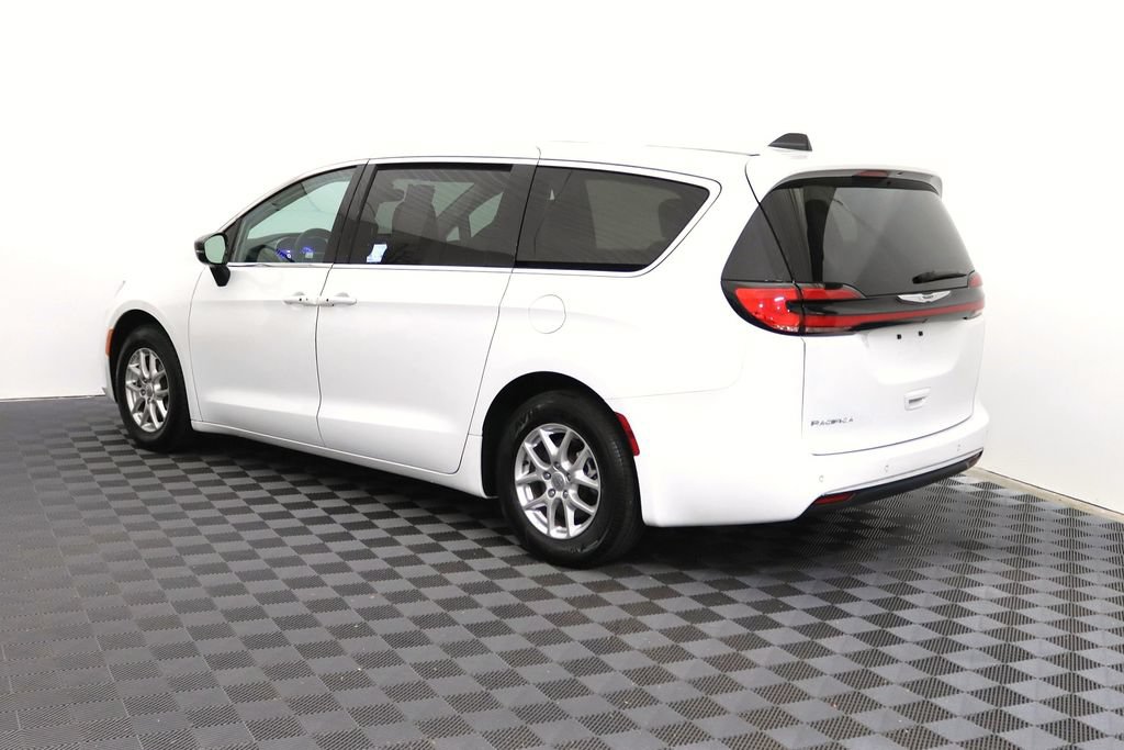 Used 2024 Chrysler Pacifica Touring-L FWD image 6