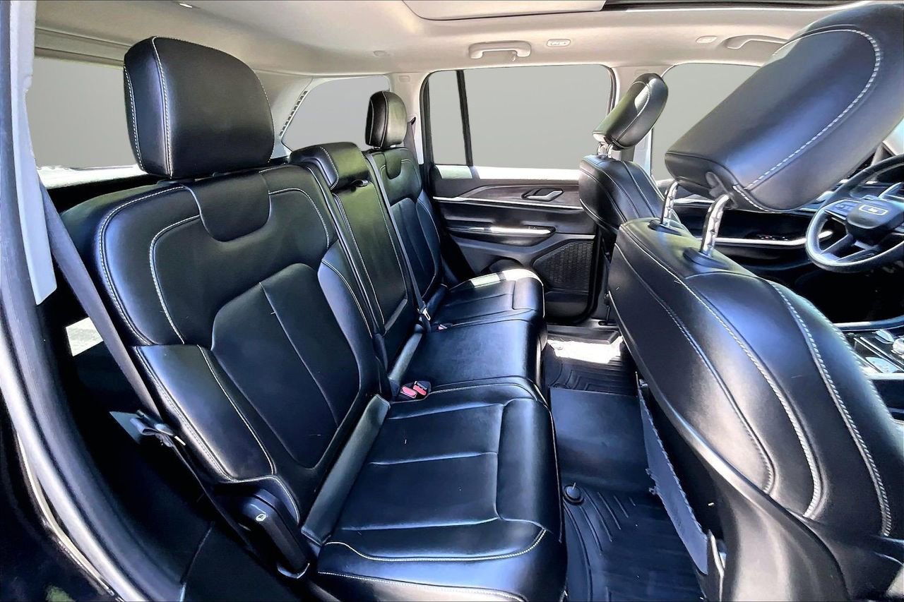 Used 2023 Jeep Grand Cherokee Limited w/ Black Appearance Package AWD/4WD image 25