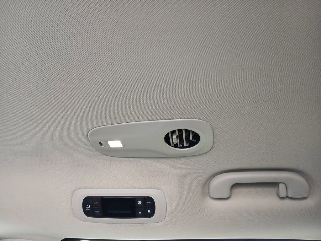 Used 2024 Chrysler Pacifica Touring-L image 22