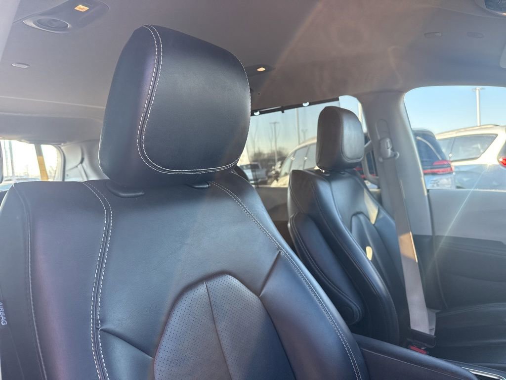Used 2023 Chrysler Pacifica Touring-L FWD image 32