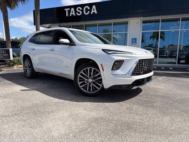 Used 2025 Buick Enclave Avenir FWD image 1