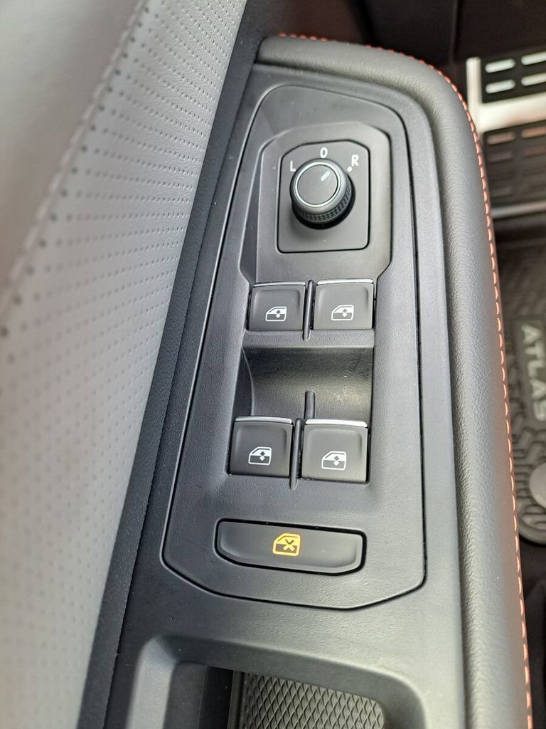 New 2025 Volkswagen Atlas Peak Edition SE image 15