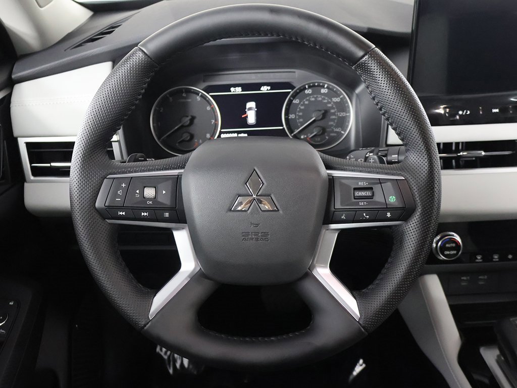 New 2025 Mitsubishi Outlander SE image 39