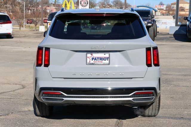 Used 2022 Kia Sorento EX w/ Panoramic Sunroof Package image 4