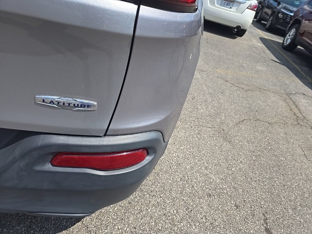 Used 2017 Jeep Cherokee Latitude FWD image 4