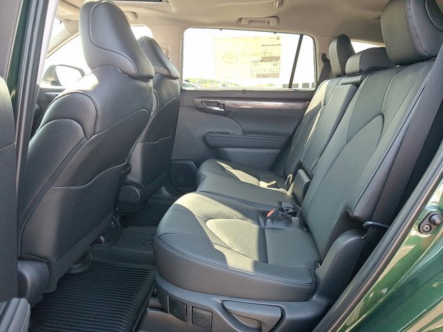 New 2025 Toyota Highlander Limited image 8
