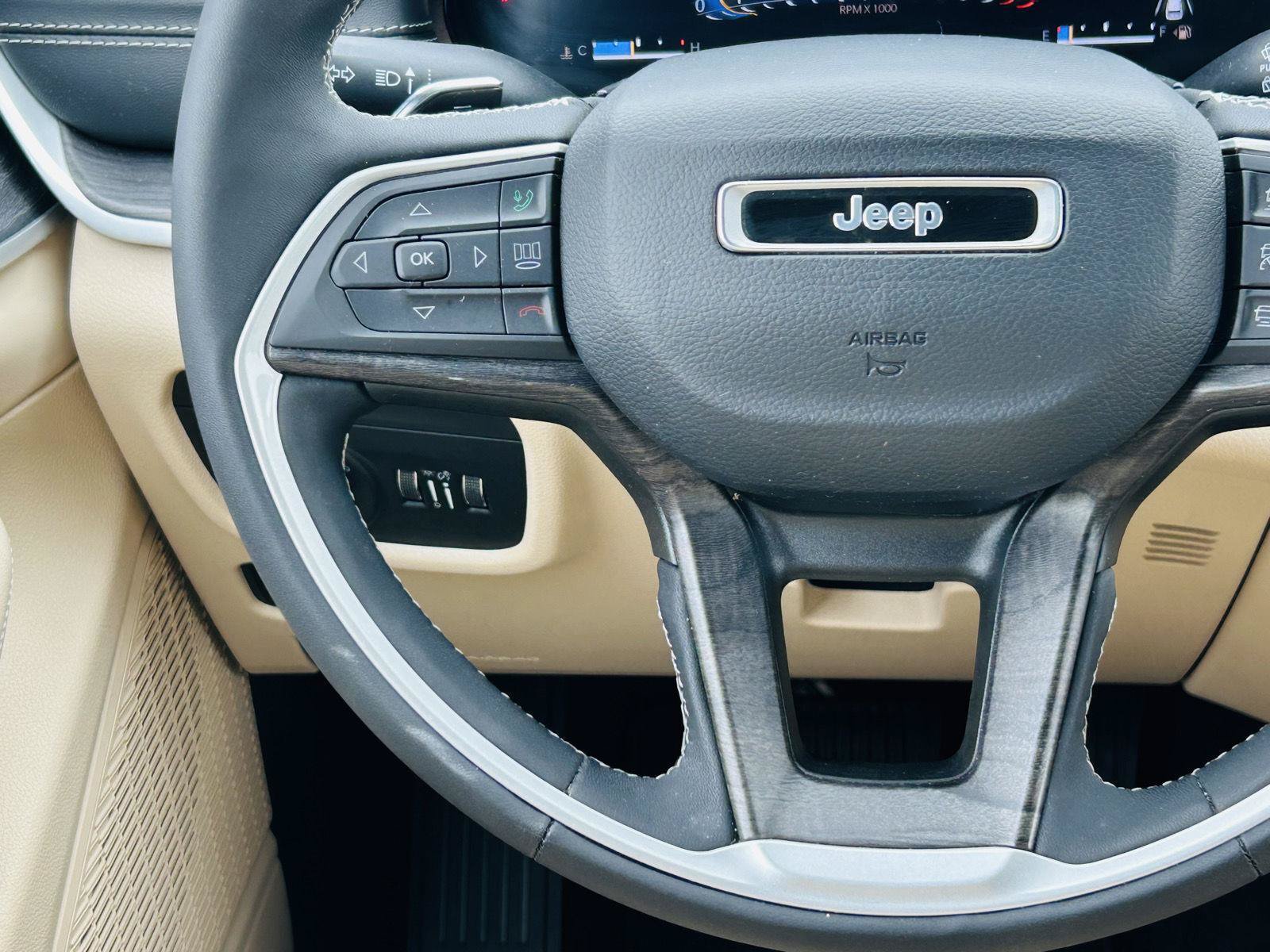 Used 2023 Jeep Grand Cherokee Limited AWD/4WD image 19