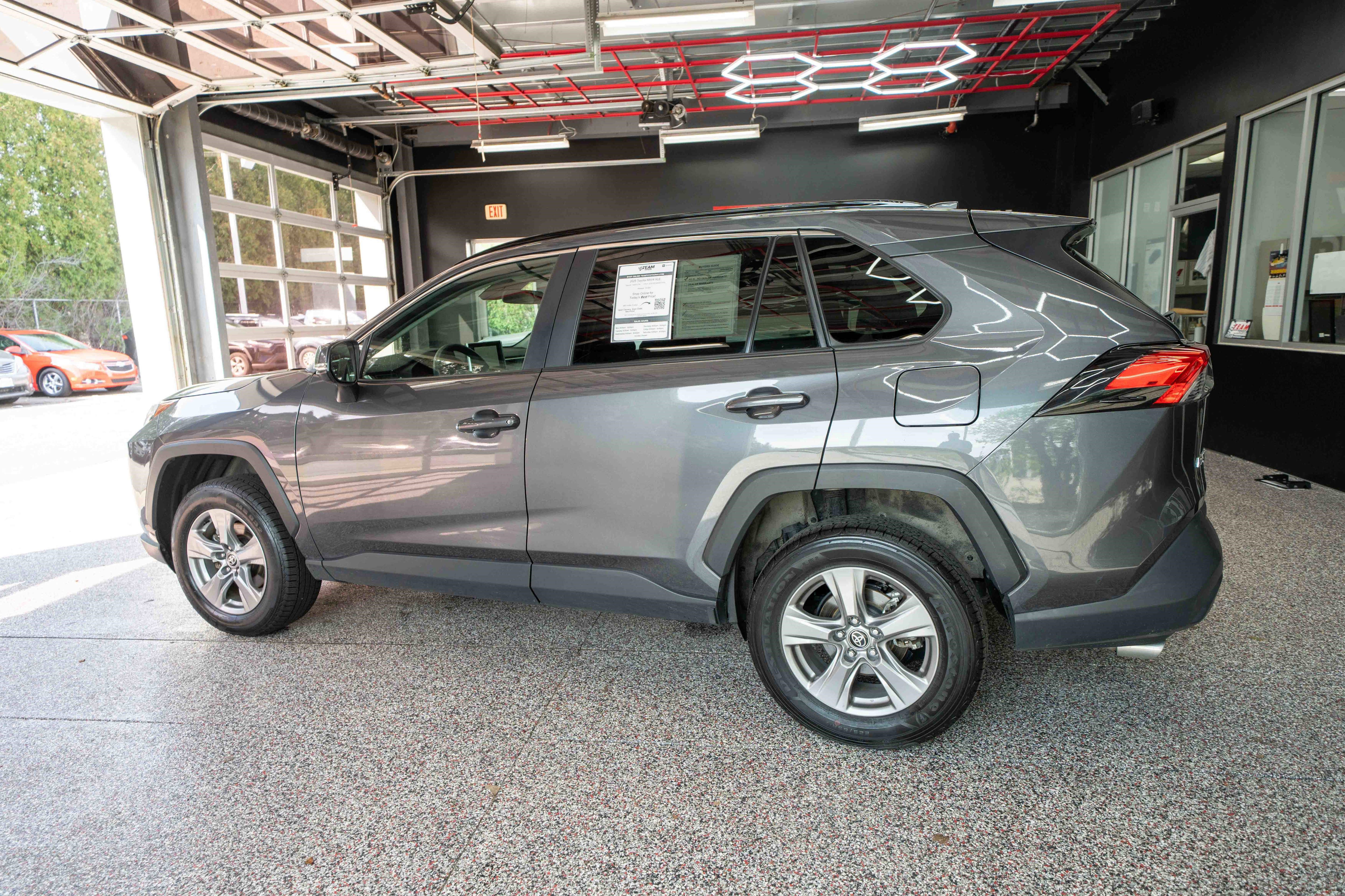 Used 2025 Toyota RAV4 XLE AWD/4WD image 2