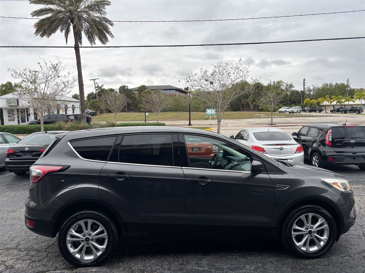 Used 2017 Ford Escape SE image 6