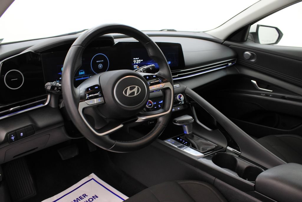 Used 2025 Hyundai Elantra SEL FWD image 17